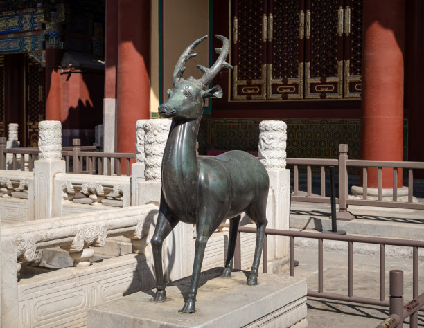 statue