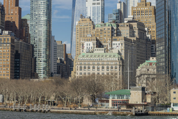 现代玻璃幕墙高楼与绿树