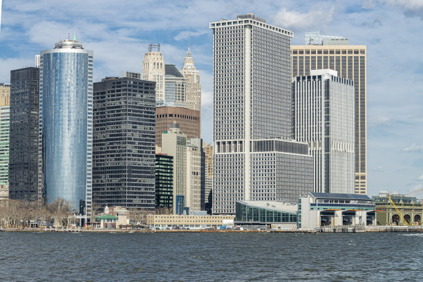 现代玻璃幕墙高楼与绿树