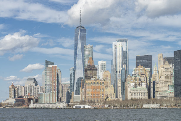 现代玻璃幕墙高楼与绿树