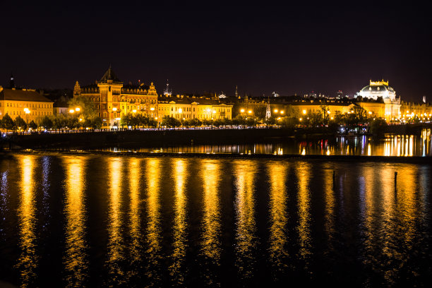 政府大门夜景