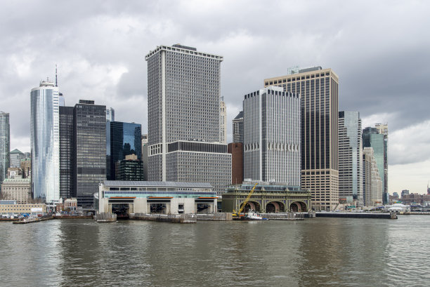 现代玻璃幕墙高楼与绿树