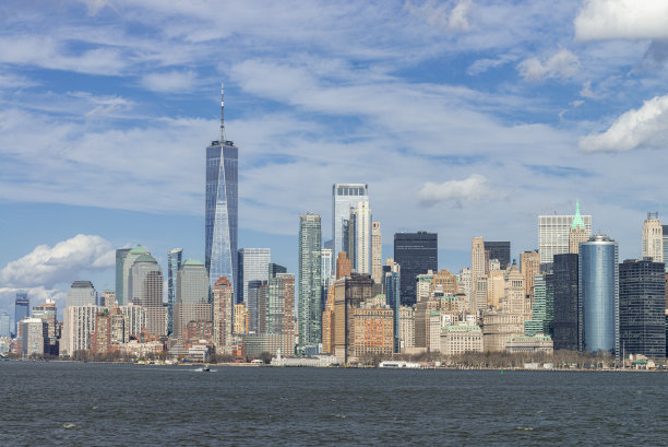 现代玻璃幕墙高楼与绿树