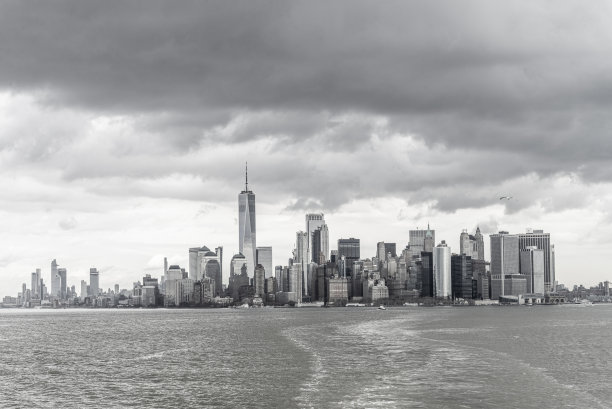 现代玻璃幕墙高楼与绿树