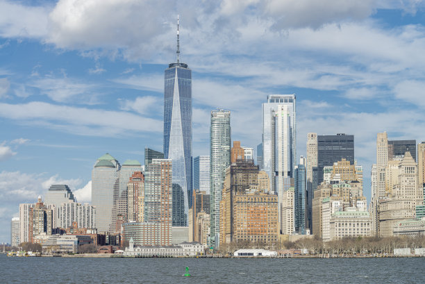 现代玻璃幕墙高楼与绿树