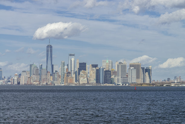 现代玻璃幕墙高楼与绿树