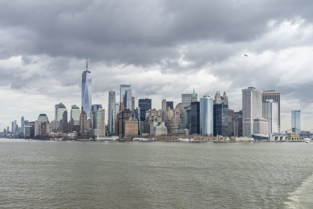 现代玻璃幕墙高楼与绿树