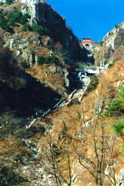 泰山崖壁