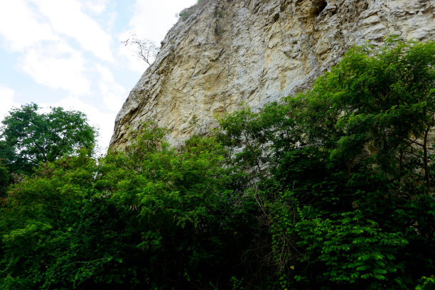 峡谷风光峭壁绿植蓝天