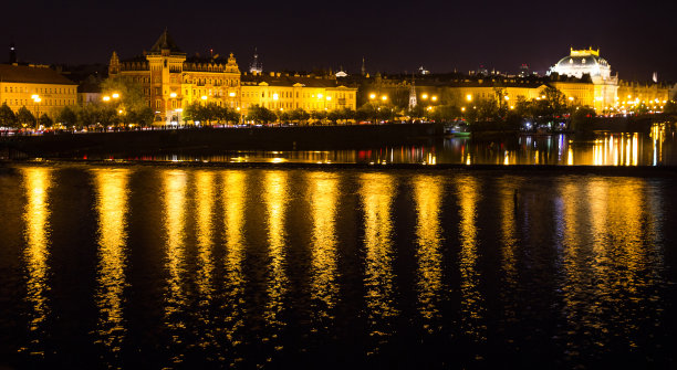 政府大门夜景