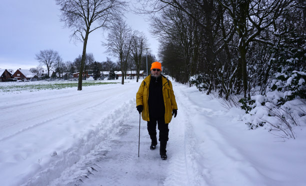 行走在雪地中的人