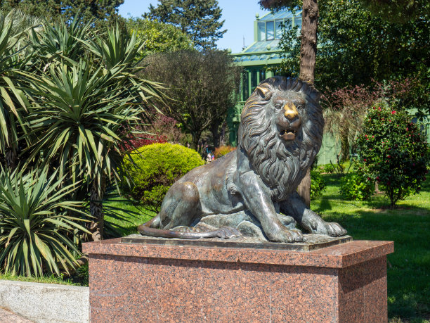 statue