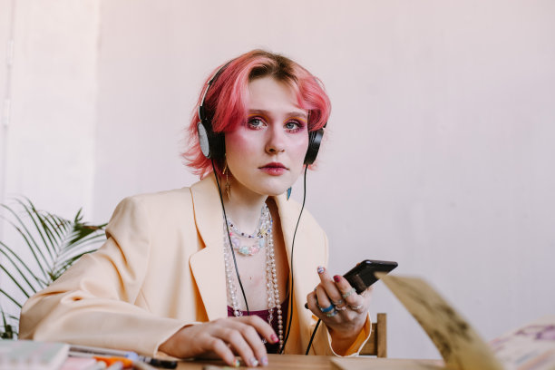 一个红头发女孩的插图