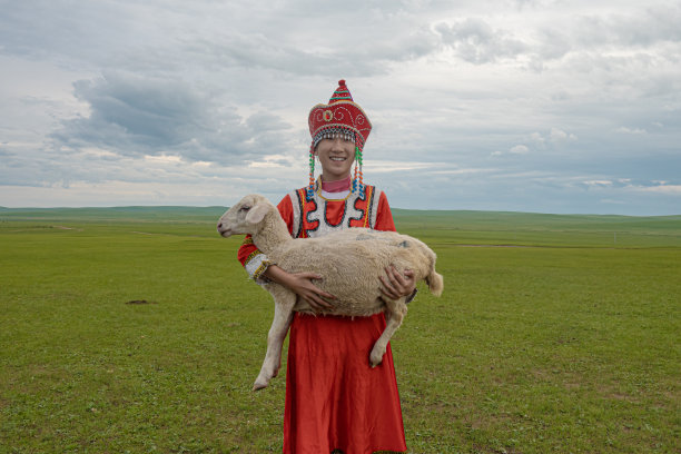 蒙古族牧民在草原上
