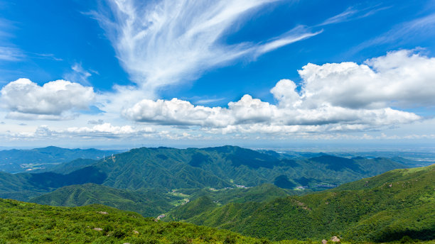 峡谷风光峭壁绿植蓝天