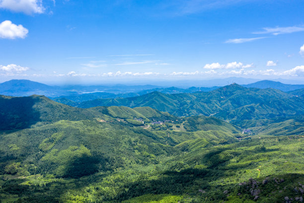 峡谷风光峭壁绿植蓝天