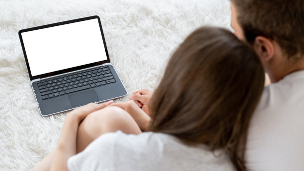 年轻的情侣在一起