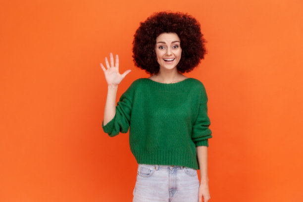 友善姿态张开双手微笑迎接你