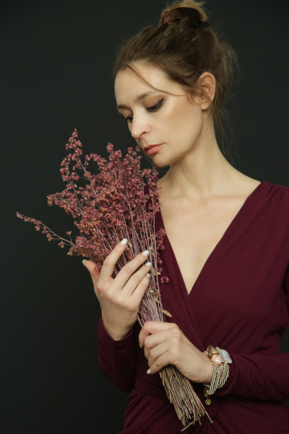 红衣图案优雅美人