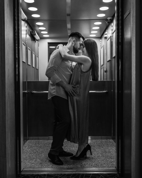 结婚电梯中