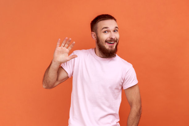 友善姿态张开双手微笑迎接你