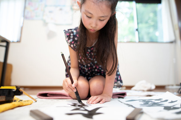 女学生写书法