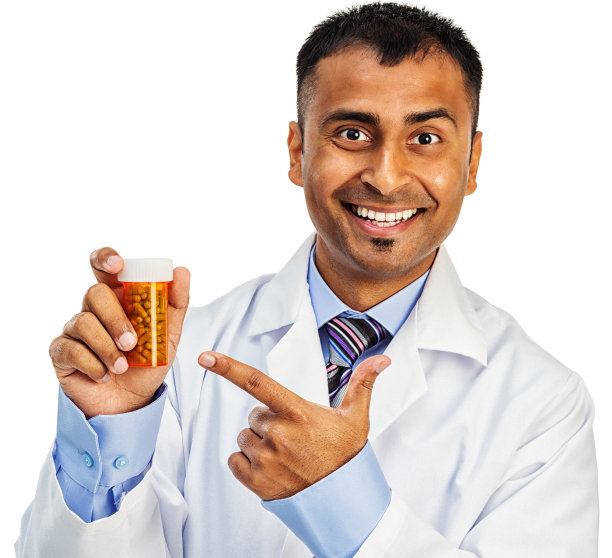 微笑的药剂师展示药瓶