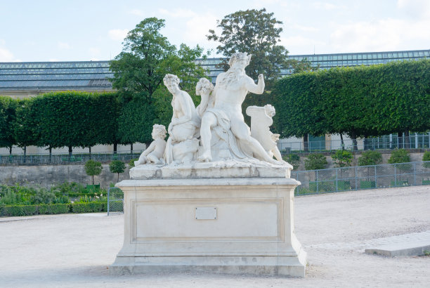 statue