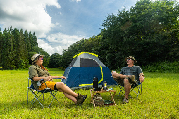 户外蓝天白云草地树林图片