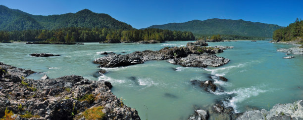 户外蓝天白云草地树林图片