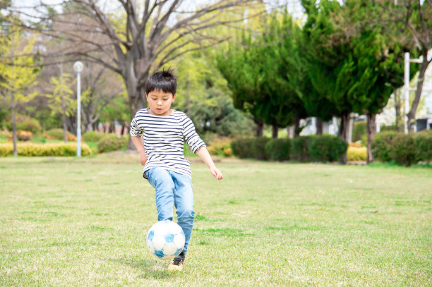 小学生练习踢足球
