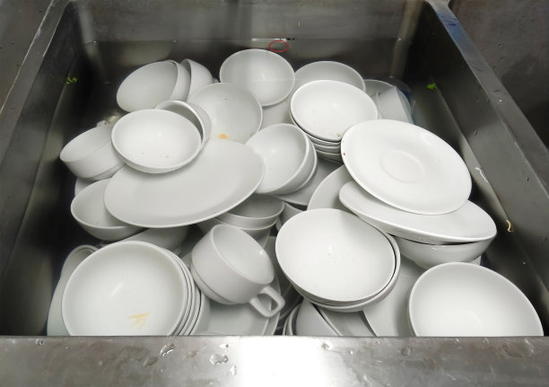 白色背景上的一堆土碗