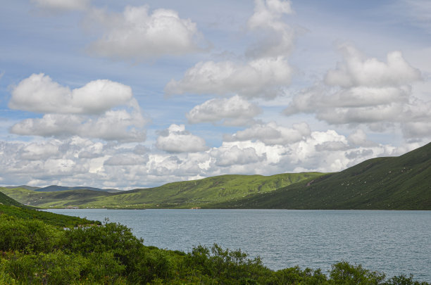 青海高原湖泊蓝天全景