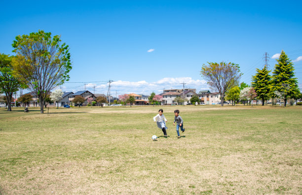 小学生练习踢足球