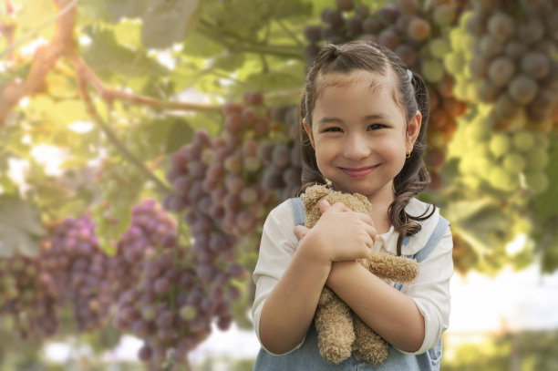 摘葡萄的少女