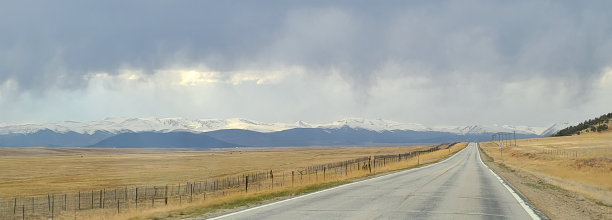 草原雪山公路