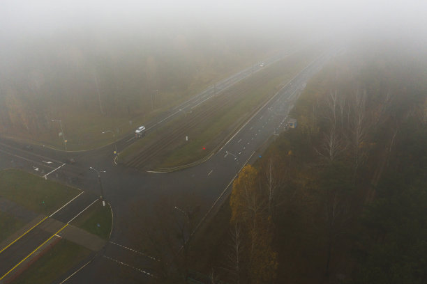 雾霾天高速公路开车