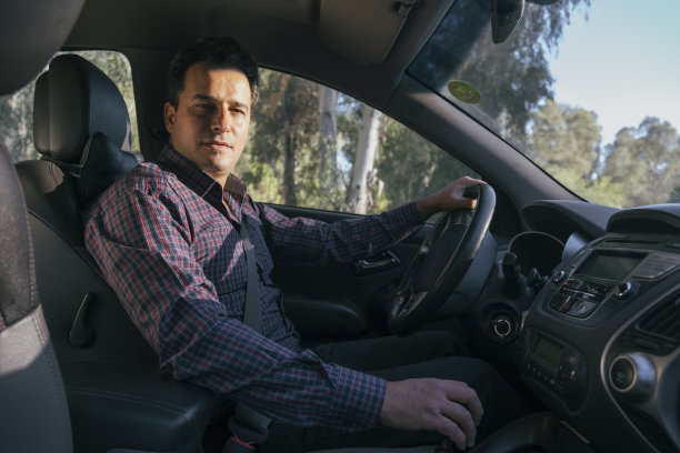 仅一个中年男人