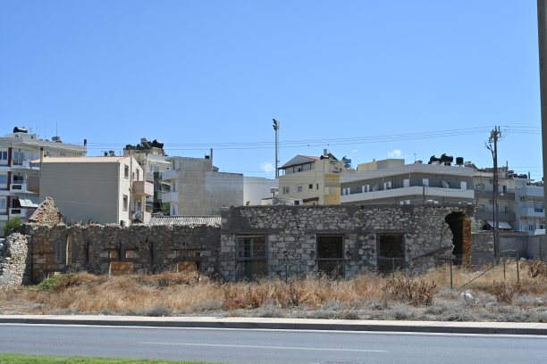 现代小区石墙老建筑