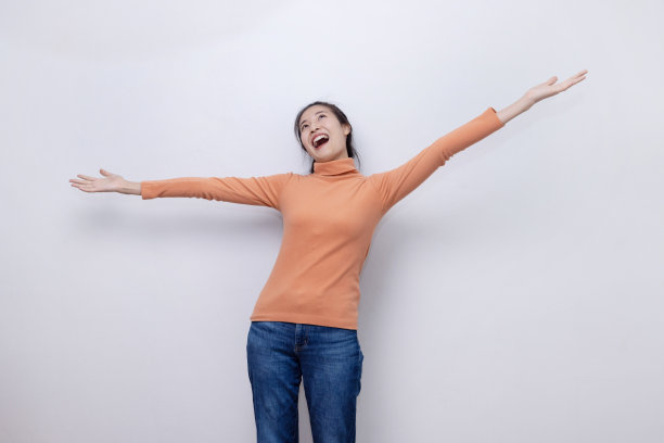 友善姿态张开双手微笑迎接你