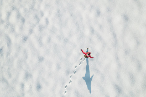 行走在雪地中的人