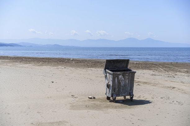沙滩上的垃圾篮