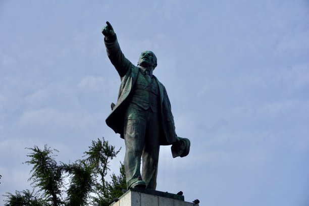 statue