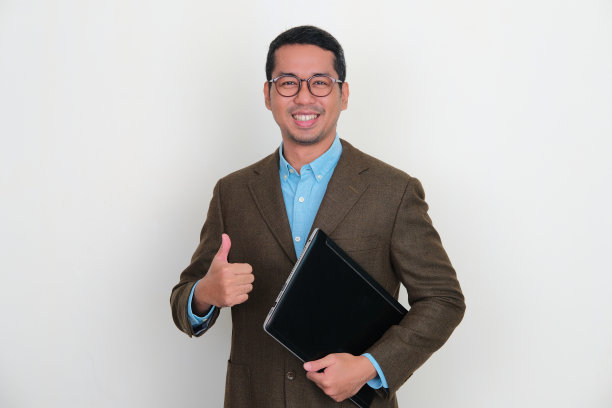 仅一个中年男人