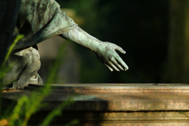 statue