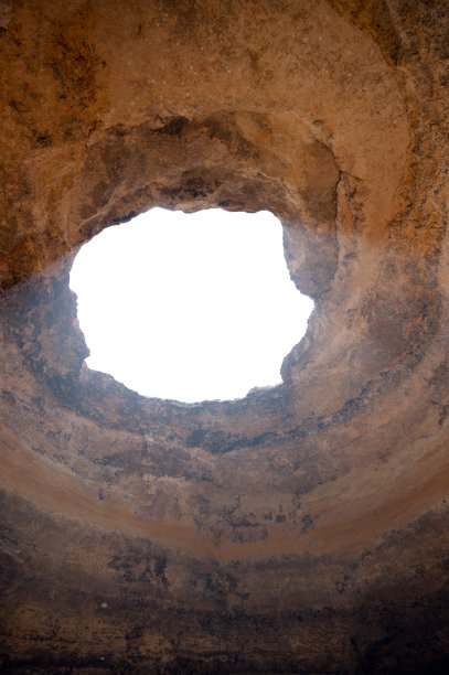 圆形石穴