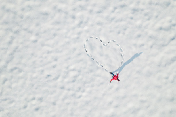 行走在雪地中的人