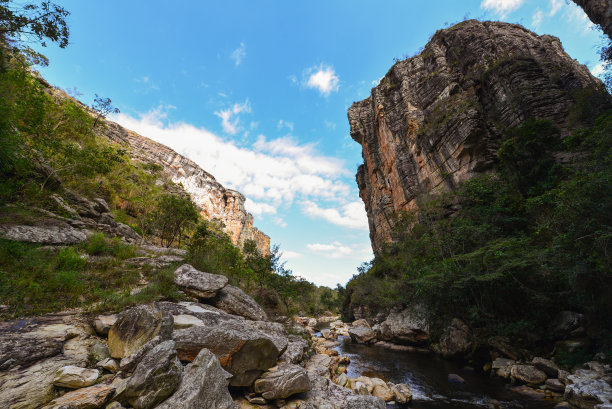 峡谷风光峭壁绿植蓝天