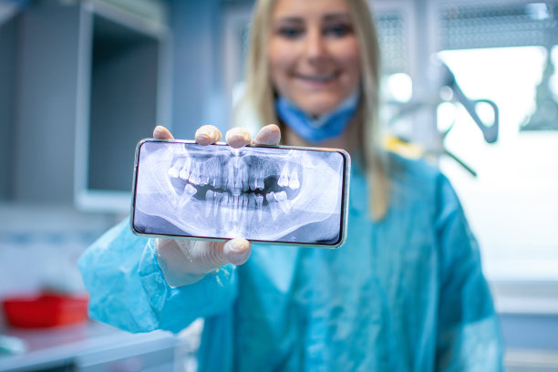 医生在牙科诊所使用手机