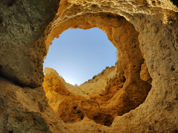 圆形石穴
